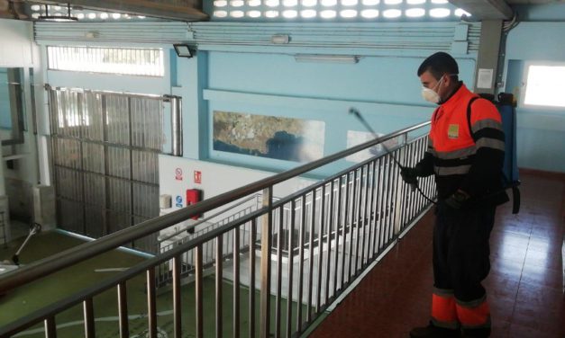 Servicios desinfecta la lonja de pescadores Puerto de Mazarrón