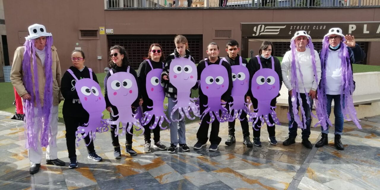 LOS USUARIOS DEL CENTRO DE DÍA DE PERSONAS CON DISCAPACIDAD DESFILAN EN TOTANA