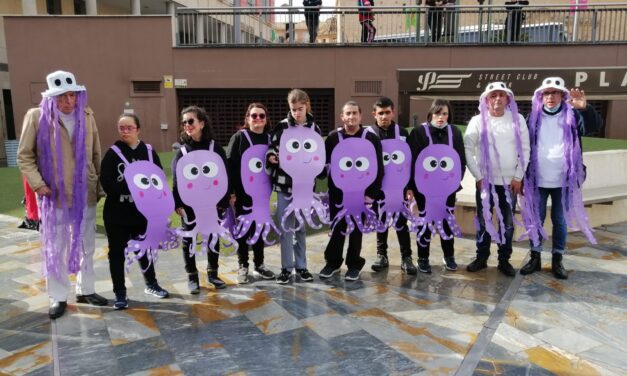 LOS USUARIOS DEL CENTRO DE DÍA DE PERSONAS CON DISCAPACIDAD DESFILAN EN TOTANA