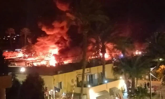 Un aparatoso incendio calcina numerosas caravanas en el camping de Bolnuevo en Mazarrón
