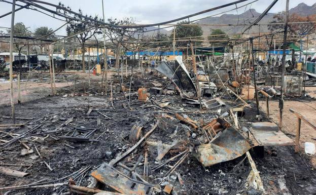 Una bombilla podría ser el origen del incendio que ha calcinado 12 parcelas del Camping de Bolnuevo