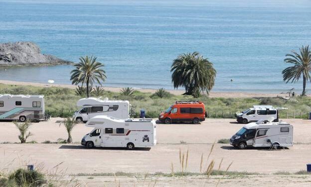 Fomento desautoriza el parking de caravanas de la playa de Percheles de Mazarrón