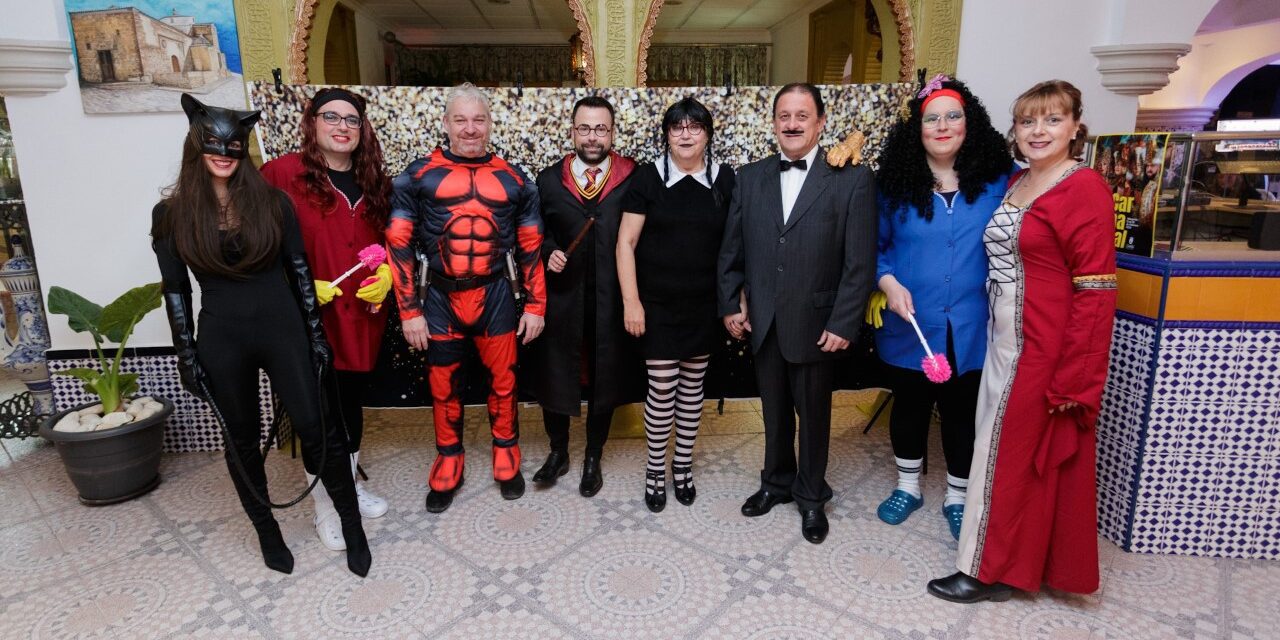 A lo largo de la noche de ayer y durante la cena convivencia de peñas, se presentó a los musos y musas de este Carnaval de Mazarrón 2023 Encarni Paredes (Playa de Percheles) y Juan Antonio García (Playa de Percheles) serán los musos juveniles, y Adriana Plaza (De Rosa) y José Antonio Ródenas (De Rosa) como musos infantiles. Comienza así el Carnaval de Mazarrón 2023. Una cena de convivencia que reunió a peñas, comparsas y escuelas de baile, que desfilarán por las calles de Mazarrón en los próximos días inundando nuestro pueblo de música, baile y color.