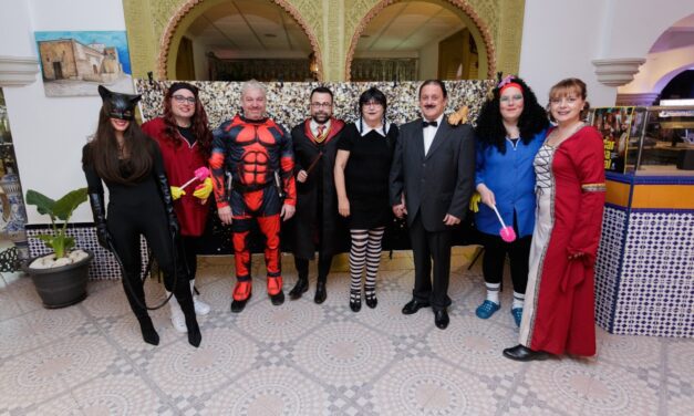 A lo largo de la noche de ayer y durante la cena convivencia de peñas, se presentó a los musos y musas de este Carnaval de Mazarrón 2023 Encarni Paredes (Playa de Percheles) y Juan Antonio García (Playa de Percheles) serán los musos juveniles, y Adriana Plaza (De Rosa) y José Antonio Ródenas (De Rosa) como musos infantiles. Comienza así el Carnaval de Mazarrón 2023. Una cena de convivencia que reunió a peñas, comparsas y escuelas de baile, que desfilarán por las calles de Mazarrón en los próximos días inundando nuestro pueblo de música, baile y color.