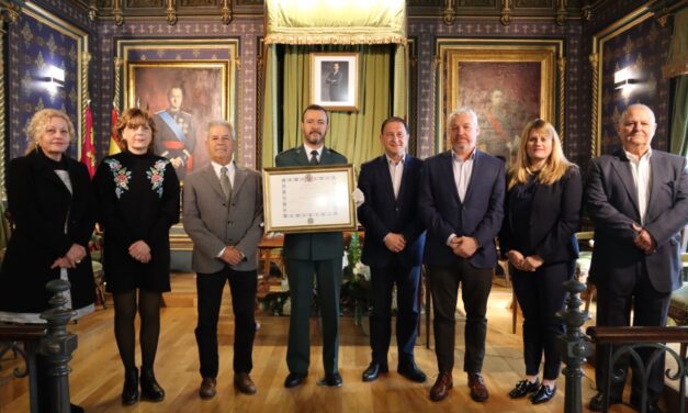 ACTO DE ENTREGA DE LA CRUZ DE LA ORDEN DEL MÉRITO CIVIL PARA D. ALFREDO BURBANO CERES