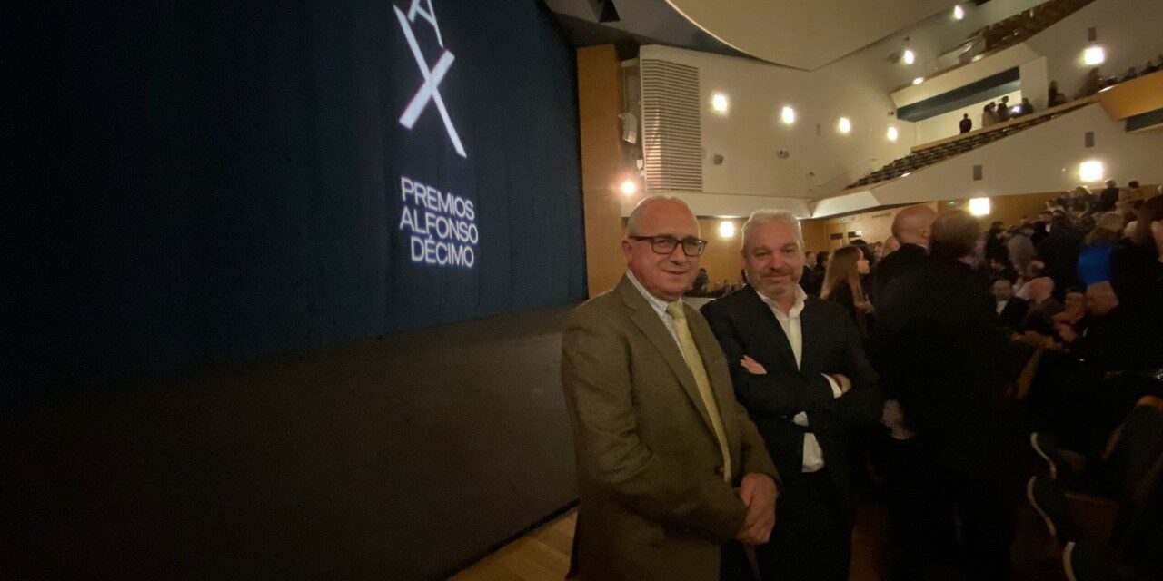 Ginés Campillo entrega el Premio Alfonso Décimo de Ilustración 2023 a Ana Galvañ
