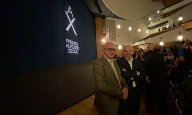 Ginés Campillo entrega el Premio Alfonso Décimo de Ilustración 2023 a Ana Galvañ