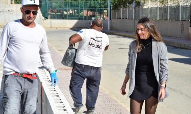Comercio inicia las obras de renovación del vallado del mercadillo de Puerto de Mazarrón