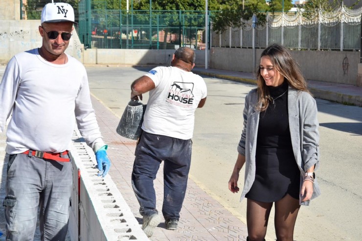 Comercio inicia las obras de renovación del vallado del mercadillo de Puerto de Mazarrón
