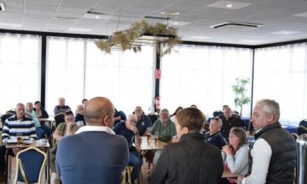 Ginés Campillo se reúne con los vecinos de Country Club