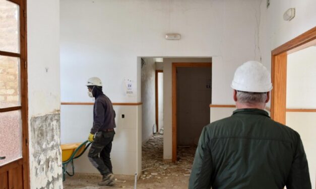 Comienzan las obras de rehabilitación de las Escuelas Graduadas 17/03/2023 Ginés Campillo, teniente alcalde, ha visitado el centenario edificio de la Plaza del Salitre en el inicio de los trabajos que le devolverán el esplendor como espacio polivalente   Las obras de rehabilitación de las Escuelas Graduadas, icónico edificio de la barriada del Salitre, son ya una realidad. La Concejalía de Patrimonio Histórico del Ayuntamiento de Mazarrón, que dirige el teniente alcalde Ginés Campillo, ha iniciado esta semana los trabajos para recuperar el inmueble erigido a principios de 1900. Junto a Francisco Javier López, gerente de la constructora MUSAN —empresa adjudicataria de las obras—, el edil ha recorrido el centenario edificio en el arranque de su recuperación como espacio polivalente. La edificación venía languideciendo hasta su cierre, en agosto de 2020, ante la aparición de diversas grietas por hundimientos provocados por los diferentes asientos en el terreno. Ahora, el proyecto de rehabilitación se desarrollará buscando la creación de espacios versátiles para poder albergar diferentes actividades programadas por el consistorio o colectivos. De este modo, se pondrá en valor la edificación existente al eliminar los volúmenes exteriores anexos, dándole un carácter abierto y público al que ha sido, hasta ahora, su patio exterior. No obstante, dado que se trata de un edificio con más de un siglo de antigüedad se conservará tanto la fachada principal como el patio interior del edificio con su singular palmera. Además, sobre su única planta se contemplan los siguientes espacios: entrada a modo vestíbulo con escalera y rampa que conecten el nivel de la calle con el interior de la edificación, recepción, office, salón de actos, ocho salas polivalentes, cuatro aseos adaptados, patio interior, cuarto de instalaciones, dos zonas de almacenaje, y cuarto de basuras. Las obras tienen un plazo de ejecución de un año. 100 años al servicio de los vecinos Las Escuelas Graduadas comenzaron a construirse en 1911, siendo el segundo centro de enseñanza que dividía a los alumnos por edad y nivel en la provincia de Murcia. Una construcción fruto de la modernidad de su época por la amplitud de sus espacios, ventilación, iluminación y aislamiento exterior.. El Proyecto de Edificación original data del año 1910 y se trata de un excepcional documento en el que aparecen la planta, alzado y sección originalmente previstas para el edificio. El Arquitecto que figura es D. Luis Domingo de Rute, referente de la arquitectura escolar en todo el ámbito español durante los primeros compases del S.XX. Sus instalaciones han prestado servicio a los mazarroneros desde entonces. Colegio, Escuela de Adultos y hasta como ambulatorio médico.  Actualmente, albergaba actualmente las sedes de la Asociación Musical Maestro Eugenio Calderón, la Escuela de Adultos y otras cuatro entidades sociales y ciudadanas, entre ellas, la junta local de lucha contra el cáncer y la de comerciantes del municipio.
