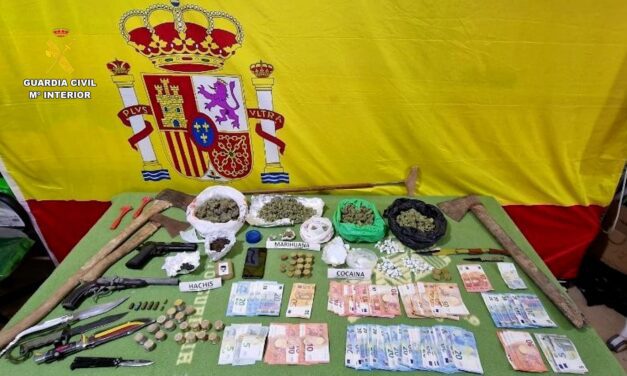 Drogas, hachas, un bastón estoque y 2.000 euros decomisados a un grupo delictivo de Mazarrón