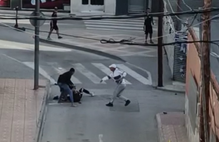 Una reyerta entre ‘sin papeles’ acaba con dos heridos leves en Puerto de Mazarrón