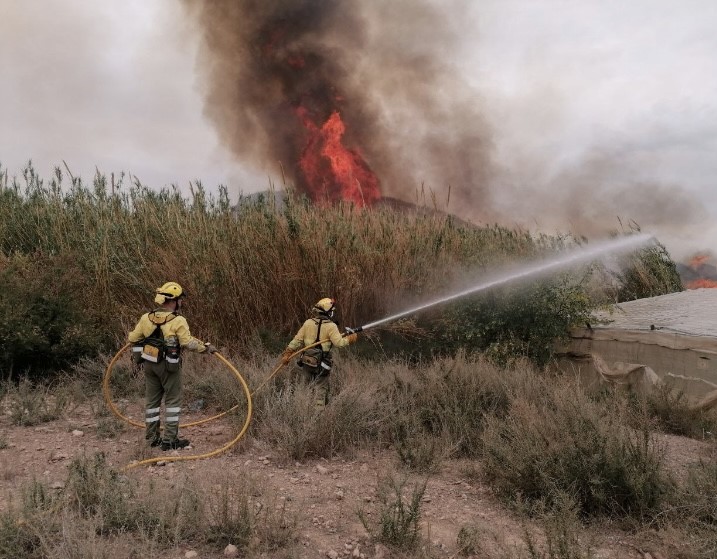 Servicios de emergencia han controlado un incendio de cañas y matorral en la pedanía Ifre-Pastrana, en el término municipal de Mazarrón.