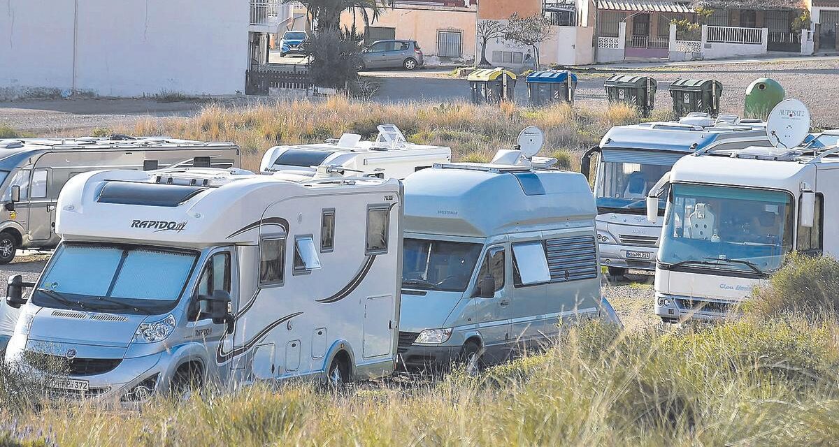 El parking ilegal de caravanas en La Azohía, una historia interminable