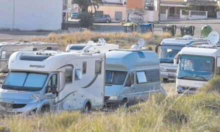 El parking ilegal de caravanas en La Azohía, una historia interminable
