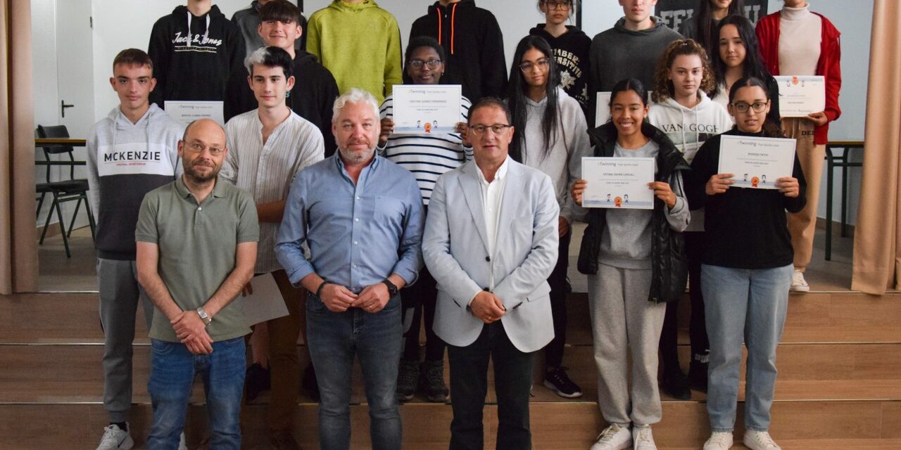 El alcalde y el concejal de Cultura entregan diplomas al alumnado del IES Felipe II por su participación en proyectos europeos