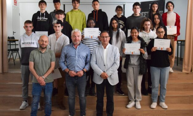 El alcalde y el concejal de Cultura entregan diplomas al alumnado del IES Felipe II por su participación en proyectos europeos