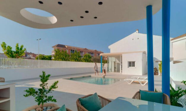 PROYECTO DE PEPA DÍAZ ARQUITECTA  De vivienda estándar de los 80 a una casa-oásis con pérgolas ‘habitables’: así fue esta reforma en Mazarrón
