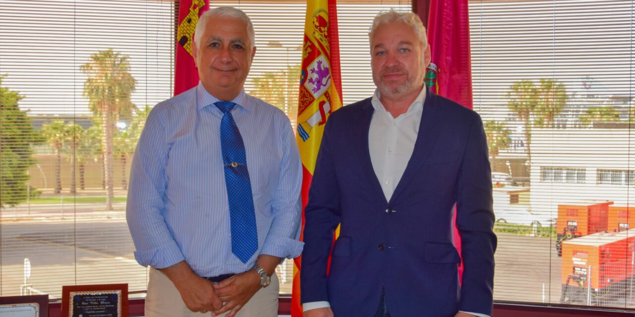 Ginés Campillo se reúne con el vicealmirante Óscar Villar en una ronda de contactos con la que el regidor busca impulsar el futuro turístico de la Bahía de Mazarrón