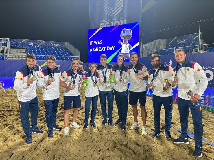 El V Campeonato de Balonmano Playa ´Villa de Mazarrón´ congrega a cerca de 2000 personas