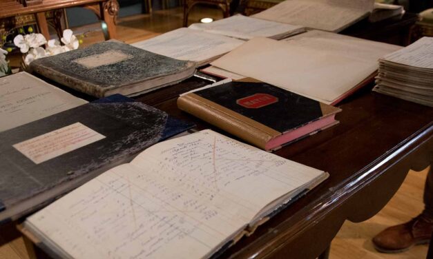 Fernando Berenguer dona documentos mineros al Archivo Municipal