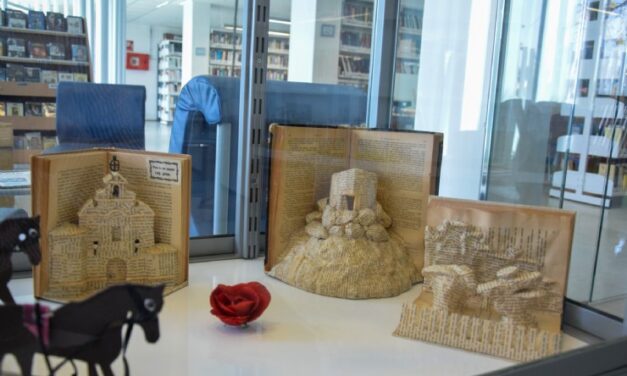 La exposición ´Un mundo de papel´ permanecerá todo el verano en la biblioteca de Puerto de Mazarrón