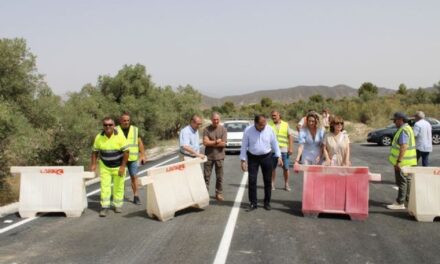 La carretera que une Lorca con el litoral se pone en servicio Mazarrón Hoy Constituye la principal conexión de la Ciudad con las pedanías de Aguaderas, Campo López y Morata, además de la costa lorquina  La Consejería de Fomento e Infraestructuras abría este jueves al tráfico la carretera que atraviesa el paraje natural de la Sierra de Almenara (RM-D8) y que constituye la principal vía de comunicación con las pedanías de Aguaderas, Campo López y Morata, así como el litoral lorquino. Lo hacía después de que en los últimos días se acometieran los últimos trabajos de seguridad en el vial, con la finalización de la instalación de 2.400 metros de barreras de seguridad y protectores para los conductores y motoristas y la mejora y reparación de muros para culminar la obra, como aseguraba estos días el consejero en funciones de Fomento e Infraestructuras, José Ramón Díez de Revenga. La barrera cumple una serie de condicionantes especiales al instalarse en un espacio natural protegido. En primer lugar, debe comportarse como un elemento de protección del tráfico rodado y, además, ha de favorecer su integración en el paisaje de este entorno natural con un elevado valor paisajístico, con el fin de reducir el impacto visual, ya que dispone de una estética muy cuidada y más acorde con el espacio. Los trabajos se han desarrollado siguiendo las medidas fijadas por los agentes medioambientales y teniendo en cuenta la singularidad del entorno y la protección de la zona afectada por la intervención. Con esta actuación, se completa la obra de ampliación y mejora de la seguridad vial en la carretera regional, que ha supuesto una inversión de más de 1,8 millones de euros y ha permitido duplicar la capacidad de la vía al permitir la circulación simultánea de dos camiones. A la puesta en servicio de la obra, antes de su recepción, acudían los tenientes de alcalde de Cultura y Festejos, Santiago Parra y María de las Huertas García, además del edil de Desarrollo Rural y Pedanías, Ángel Ramón Meca Ruzafa. Este último agradecía al Gobierno regional «la realización de esta carretera. Una actuación que era prioritaria, ya que es la comunicación natural que tiene la ciudad con el litoral lorquino». Aseguraba que la espera «ha merecido la pena viendo el resultado. Nuestro reconocimiento a los técnicos de la Dirección General de Carreteras que han interrumpido sus vacaciones para poner en servicio la infraestructura para que puedan hacer uso de ella no solo los vecinos, sino todos los ciudadanos en general».