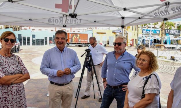 Visita del alcalde junto al consejero de Medioambiente al operativo de Salvamento Marítimo de Cruz Roja en Puerto de Mazarrón