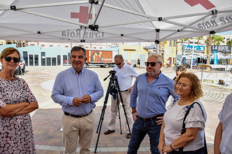 Visita del alcalde junto al consejero de Medioambiente al operativo de Salvamento Marítimo de Cruz Roja en Puerto de Mazarrón