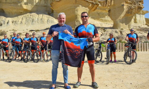 Nace el Grupo Ciclista ‘Los Rezagaos’  El alcalde y la concejala de Deportes apoyan al nuevo colectivo que pretende fomentar un estilo de vida saludable