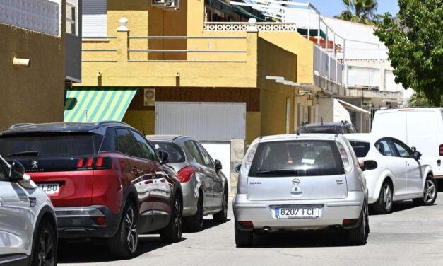 La falta de aparcamiento en La Azohía colapsa calles y dificulta la circulación