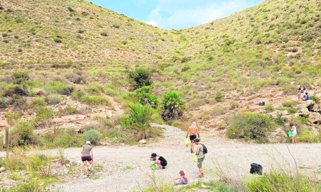 Vecinos de La Azohía quitan del cauce de la rambla más residuos de los botellones