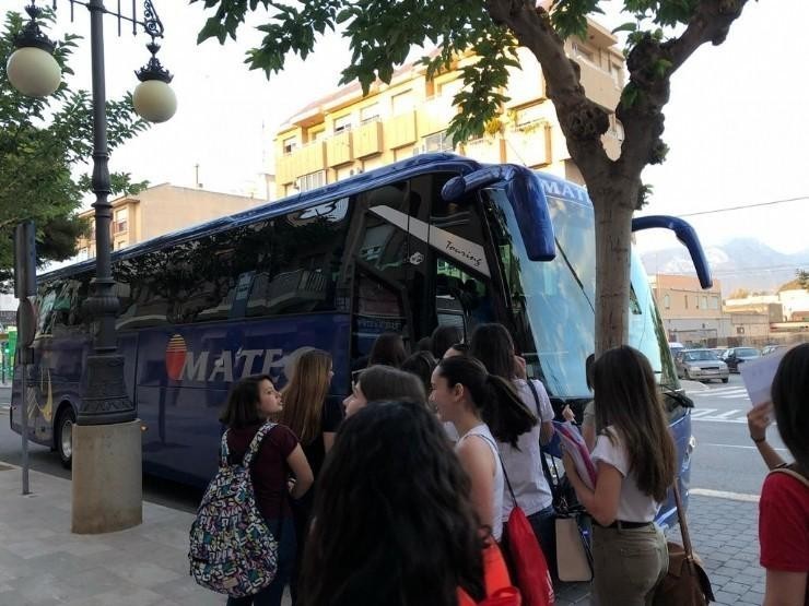 Acuerdo para restablecer el transporte escolar a partir de mañana