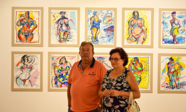 La exposición ‘MARzarrón – Nostalgia de Futuro’ ilumina el presente con colores del pasado