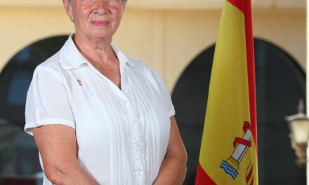 Con profundo pesar, el Ayuntamiento de Mazarrón lamenta informar sobre el fallecimiento este viernes, 20 de octubre, de la concejala delegada de Camposol y Relaciones Internacionales, Dña. Silvana Elisabetta Buxton, a la edad de 75 años.