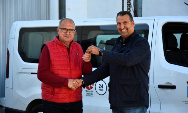 el concejal de Servicios, Tomás Ureña, ha recibido la entrega de otra máquina barredora eléctrica de la marca Mingnuo Ibérica modelo BE3 por parte de la empresa Metalúrgica Andaluza de Maquinaria