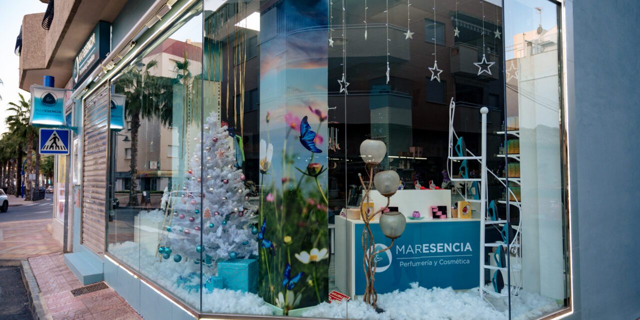 Una quincena de establecimientos participa en el el XX Concurso de Decoración de Escaparates de Navidad 2023