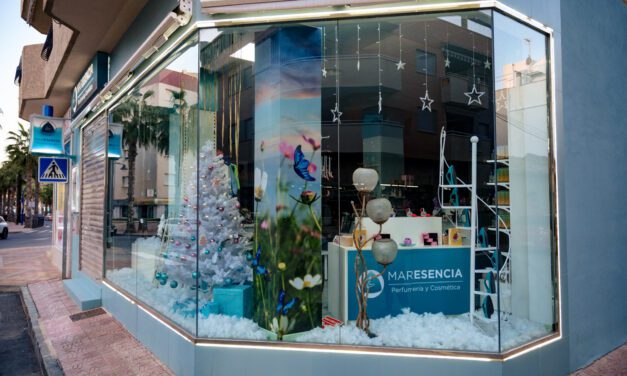 Una quincena de establecimientos participa en el el XX Concurso de Decoración de Escaparates de Navidad 2023