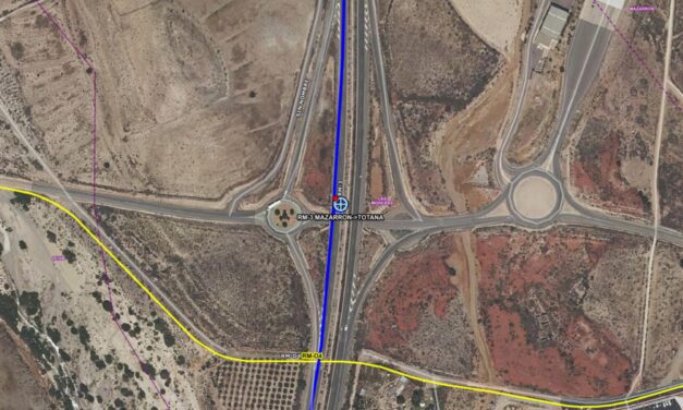 Servicios de emergencia atienden y trasladan a un herido en accidente de tráfico en la RM-3 dirección Totana, pasada la gasolinera BP, en el término municipal de Mazarrón.