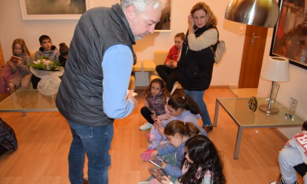 El Alcalde Ginés Campillo recibe a un centenar de escolares en una jornada de formación sobre el funcionamiento del Ayuntamiento