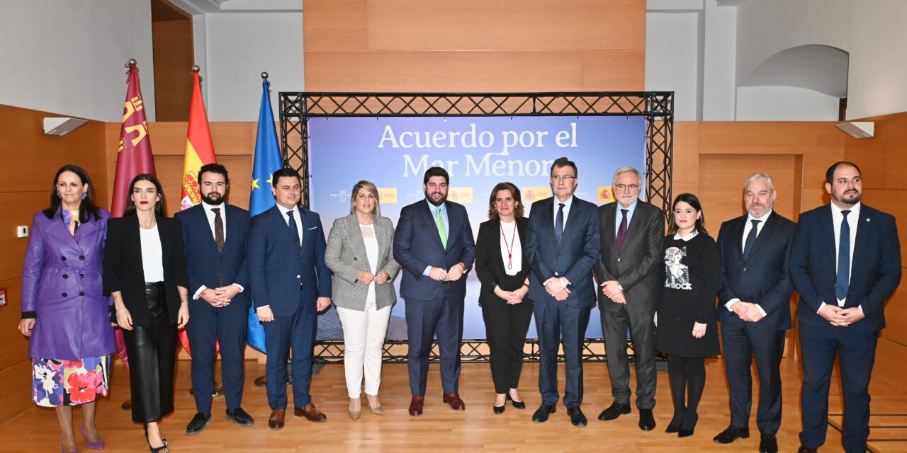 Ginés Campillo firma, junto a Teresa Ribera y Fernando López Miras, un acuerdo por el Mar Menor