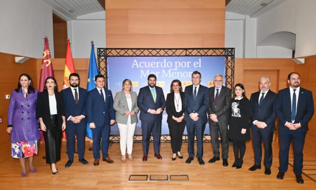 Ginés Campillo firma, junto a Teresa Ribera y Fernando López Miras, un acuerdo por el Mar Menor