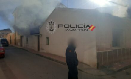 Atendidas tres personas por inhalación de humo tras declararse un incendio en una vivienda de Mazarrón