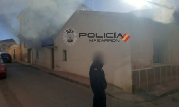 Atendidas tres personas por inhalación de humo tras declararse un incendio en una vivienda de Mazarrón
