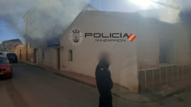 Atendidas tres personas por inhalación de humo tras declararse un incendio en una vivienda de Mazarrón