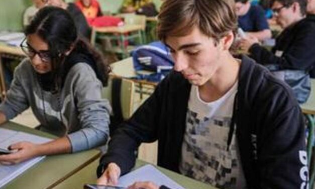 Este  lunes arranca la prohibición de utilizar los móviles y dispositivos electrónicos en las aulas adoptada por Educación