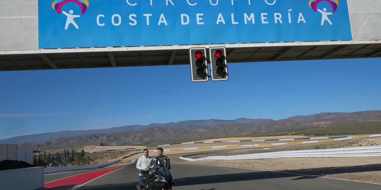 Pedro Acosta encabeza la lista de pilotos de MotoGP que se preparan en Almería