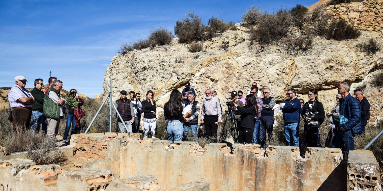 Manifiesto frente al pozo María Elena en memoria de los 28 trabajadores muertos en el accidente de la mina impensada en febrero de 1893