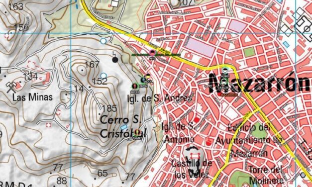 El incendio forestal declarado esta tarde en la base del cerro de las Minas, muy próximo al núcleo urbano de Mazarrón